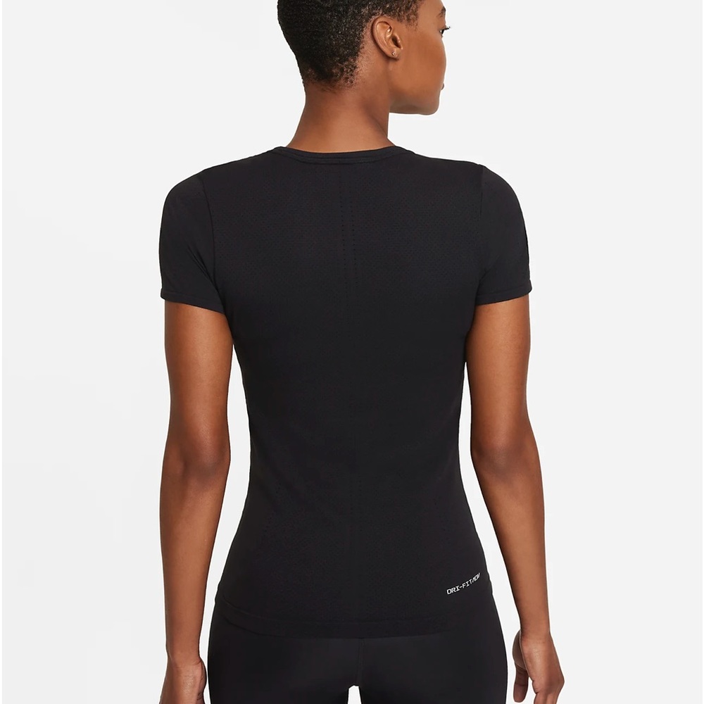 Nike Dri-FIT ADV Aura
Women's Slim-Fit Short-Sleeve Top
